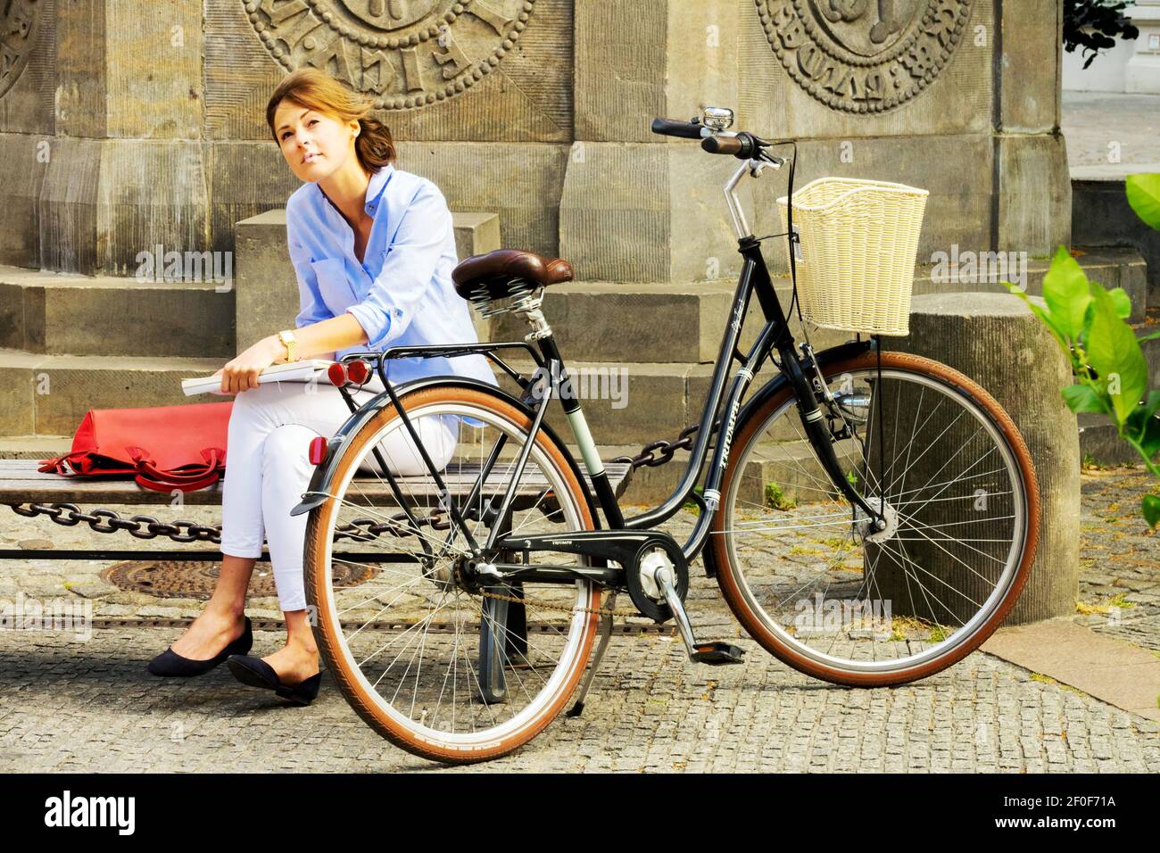 Berlin Frau Fahrrad im kleinen Touristenviertel Nikolaiviertel Berlin Deutschland Frau Fahrrad Stockfoto