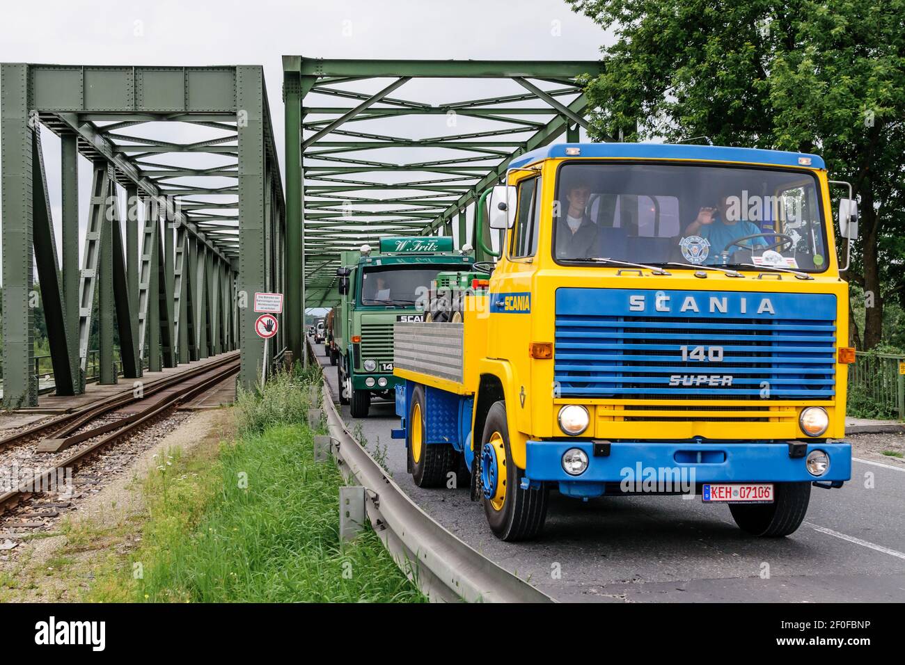 mauthausen, österreich, 01 sep 2017, vintage scania 140 super Truck über  die donaubrücke in mauthausen beim Oldtimer Truck Meeting, Treffen für V  Stockfotografie - Alamy