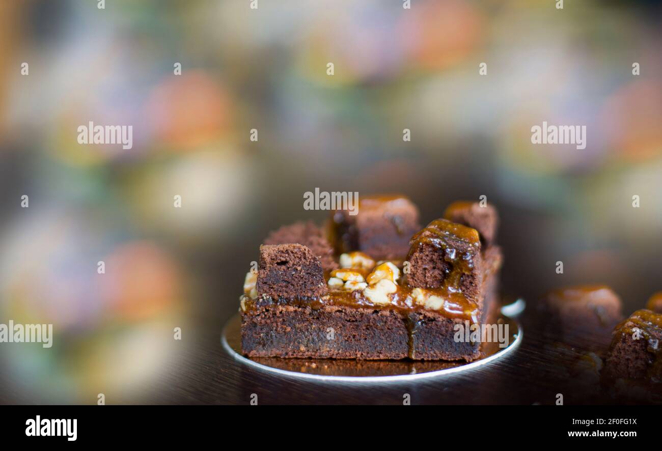 Ein Schokoladen-Walnusskuchen mit hellem Bokeh-Hintergrund Stockfoto