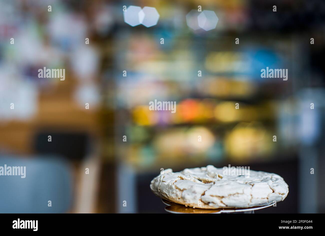 Ein weiß verglaster Keks mit hellem Bokeh-Hintergrund Stockfoto