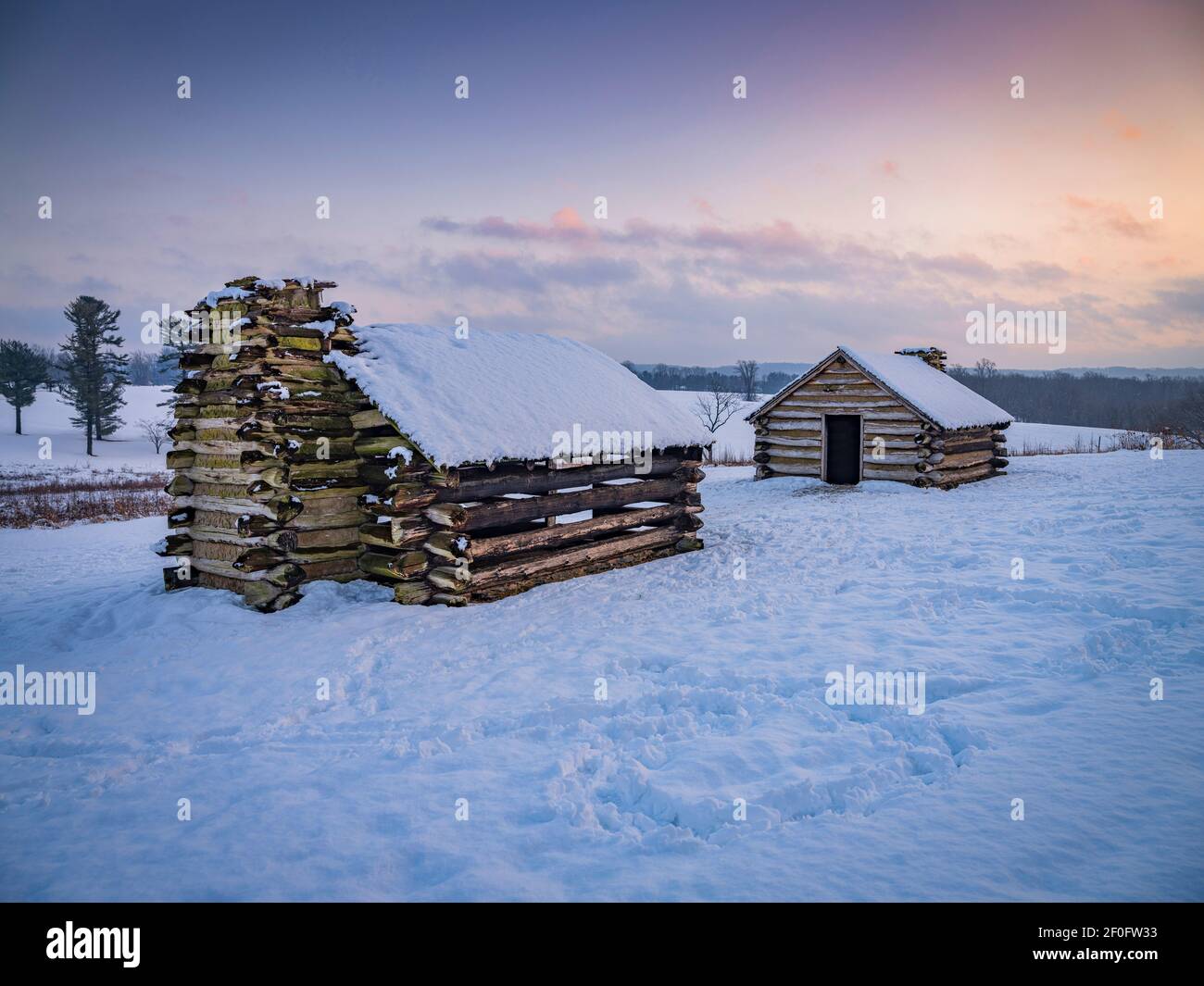 Blockhütten im Winterschnee, Valley Forge National Park Stockfoto