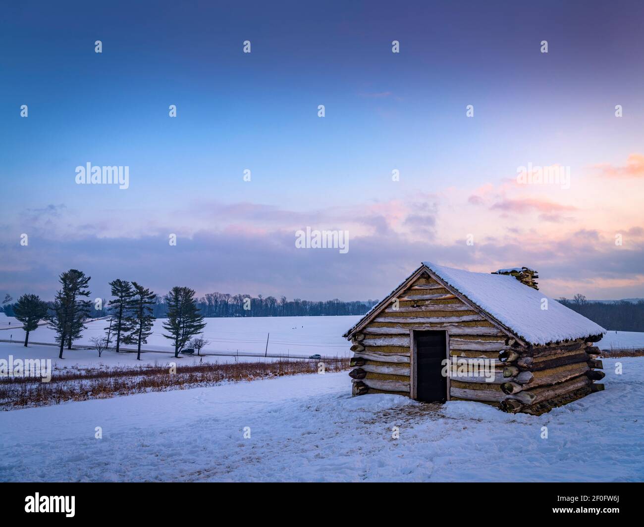 Blockhütten im Winterschnee, Valley Forge National Park Stockfoto