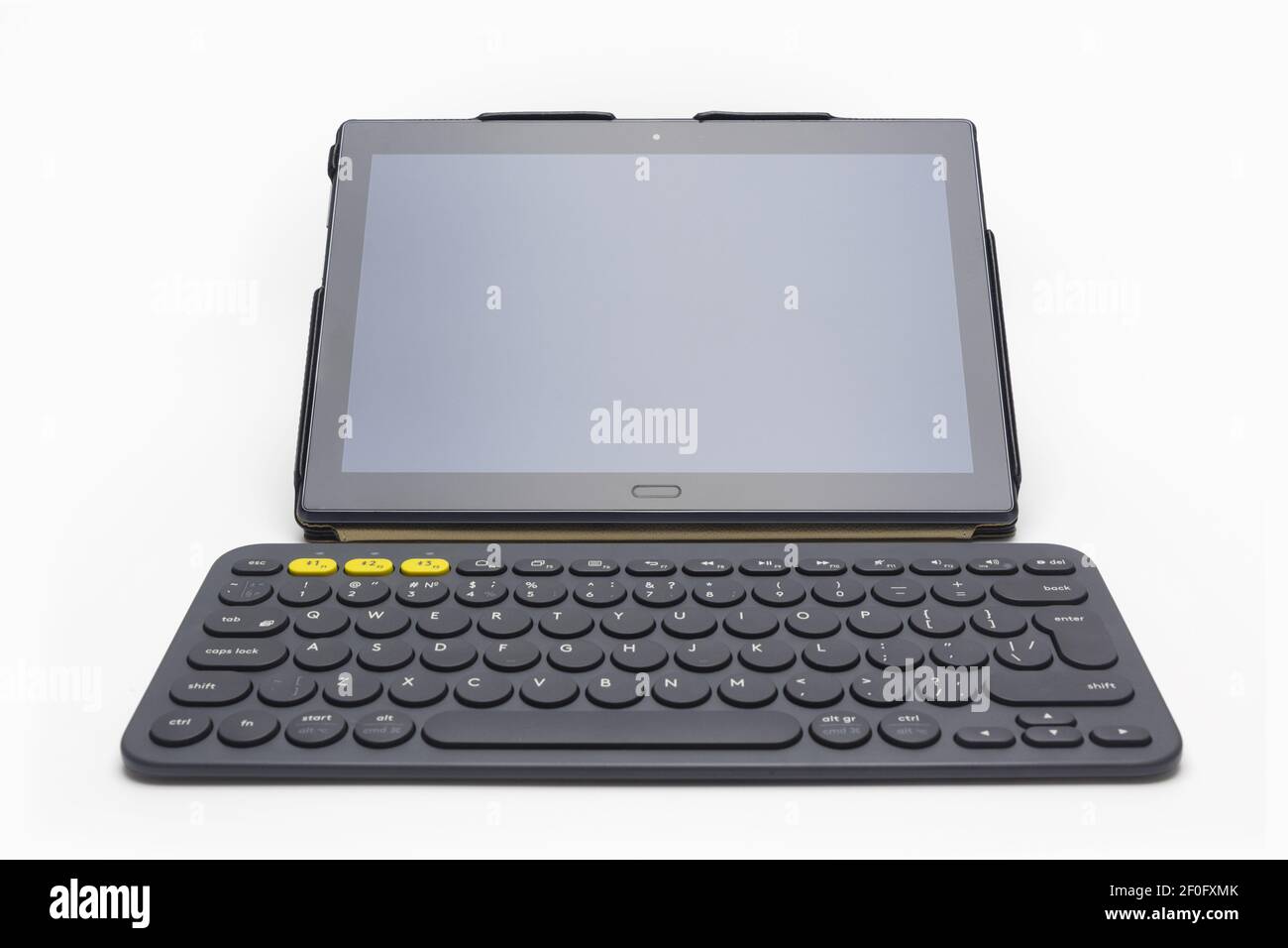 Tablet-Computer und kleine Wireless-Tastatur auf weißem Hintergrund Stockfoto