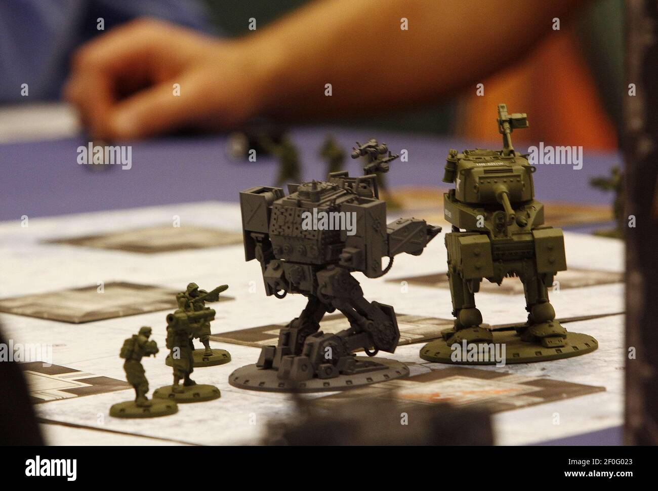 08. August 2010 - Indianapolis, Indiana - EIN genauer Blick auf Teilnehmer spielen ein Miniaturen Brettspiel im Indiana Convention Center während Tag 4 von Gen Con Indy 2010. Die Gen Con, die als „die besten vier Gaming-Tage!“ angepriesen wird, ist eine Gaming-Convention, bei der sich Menschen aus dem ganzen Land und der ganzen Welt versammeln, um alles zu feiern und über 25.000 Teilnehmer anzuziehen. Foto: Philip Hall/Sipa Press/genconindysipa,019/1008110020 Stockfoto