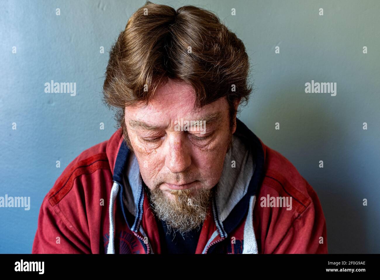 Tilburg, Niederlande. Portrait von reifen Erwachsenen Mann mit Hairdue zu lange wegen Corona. Stockfoto