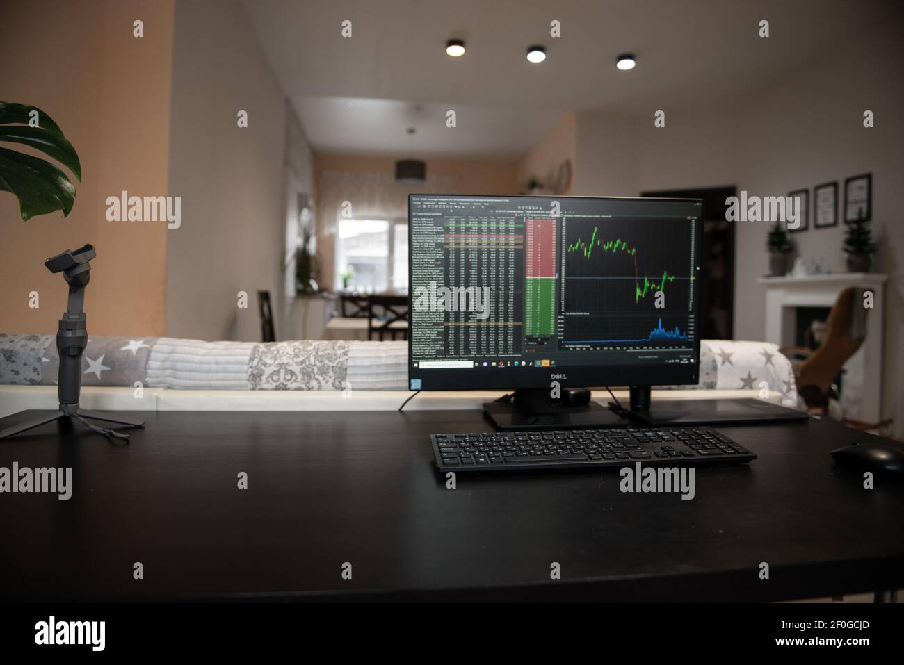 Handel an der Börse von zu Hause aus in der ersten Person Stockfoto