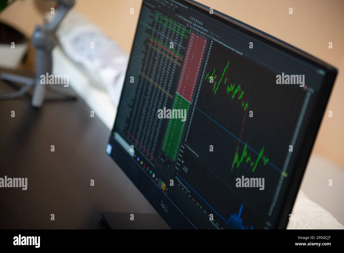 Handel an der Börse von zu Hause aus in der ersten Person Stockfoto