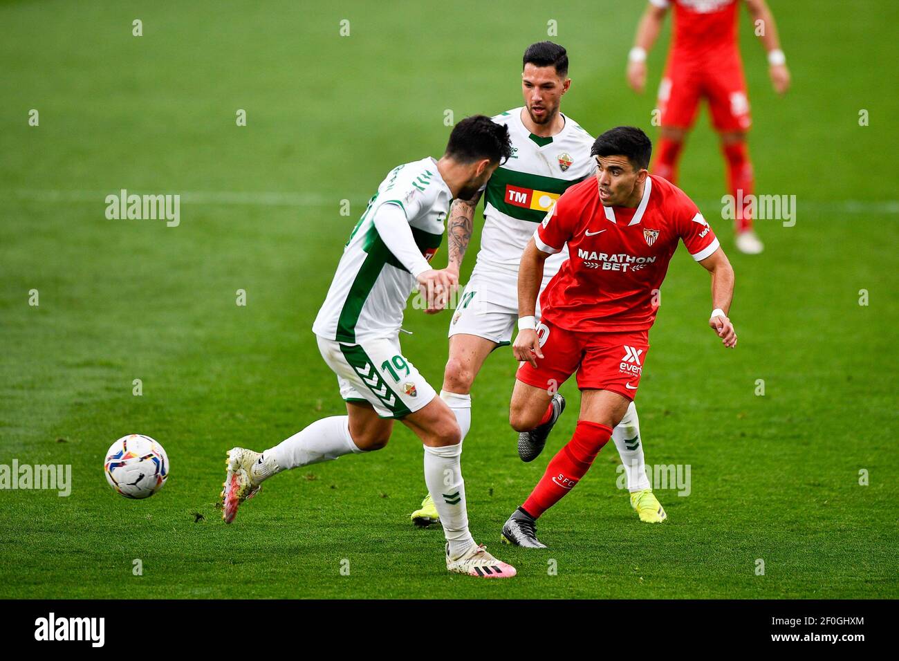 ELX, SPANIEN - MÄRZ 6: Tete Morente von Elche CF und Marcos Acuna von Sevilla FC während des La Liga Santander Spiels zwischen Elche CF und Sevilla FC in Es Stockfoto