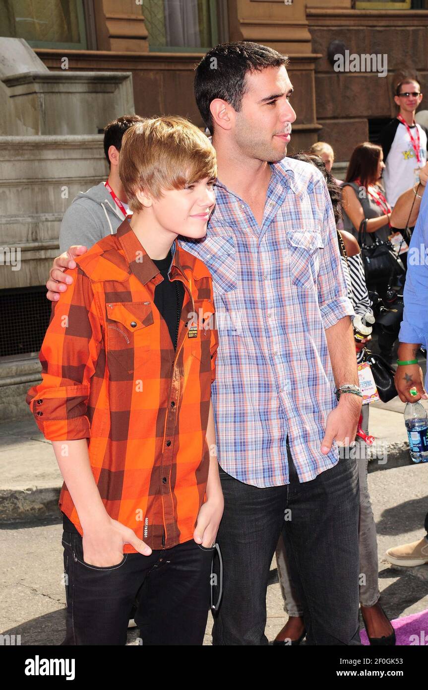 Justin Bieber und Scooter Braun. 24. Oktober 2010, Los Angeles, CA. Variety's 4th Annual Power of Youth Event in Paramount Studios. Foto: Giulio Marcocchi/Sipa Press./PowerYouth_gm,265/1010250537 Stockfoto