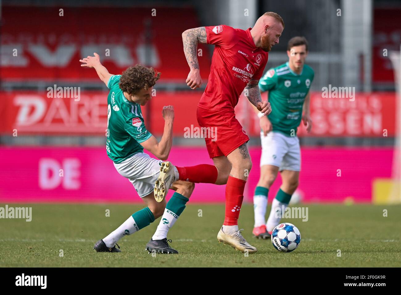 ALMERE, NIEDERLANDE - MÄRZ 6: Mats Wieffer von Excelsior und Thomas Verheydt von Almere City FC während des niederländischen Keukenkampioendivisie-Spiels zwischen Al Stockfoto