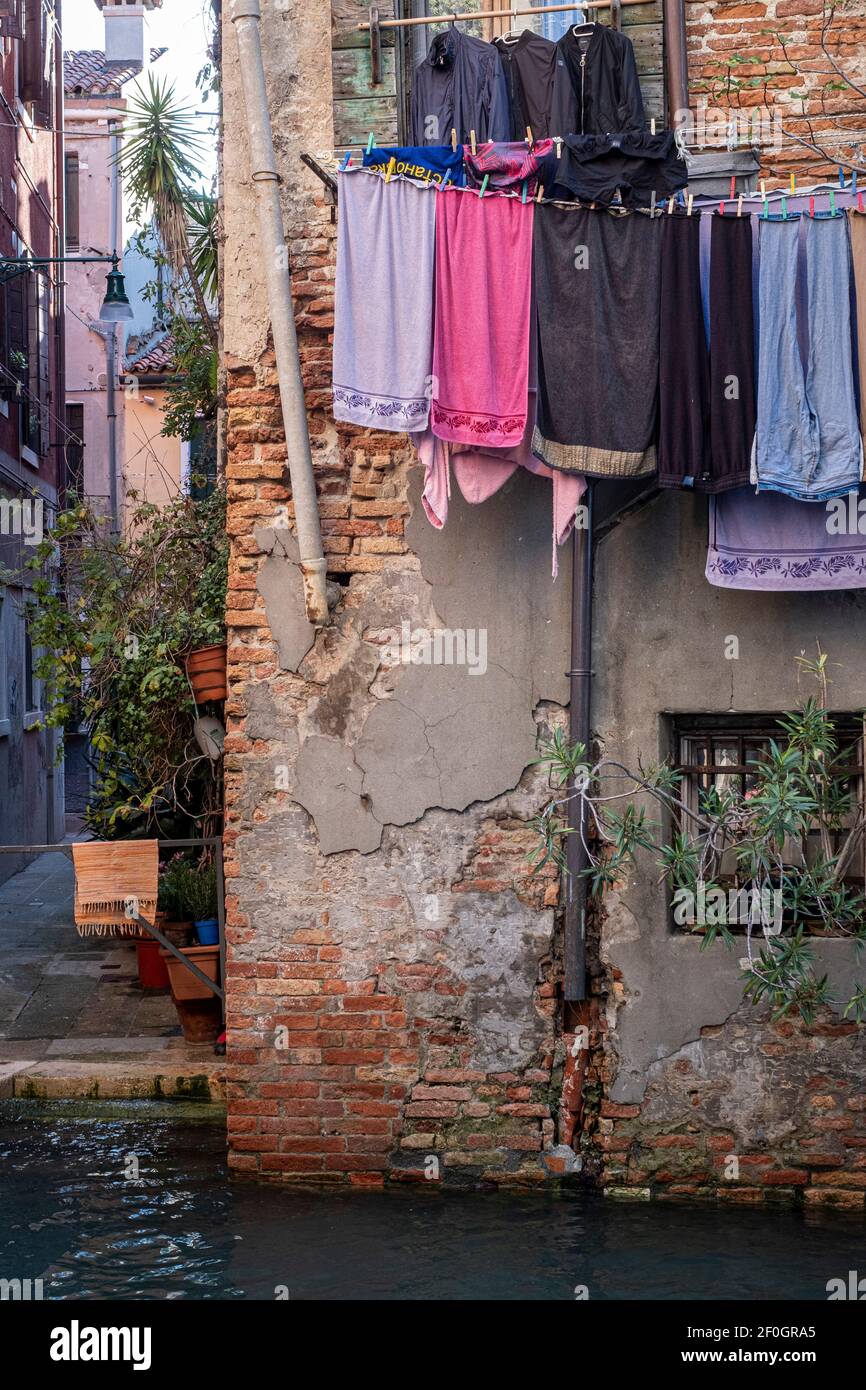 Venedig, Italien. Die bröckelnden Fassaden von Venedig, mit Wäsche, die zum Trocknen hingen Stockfoto