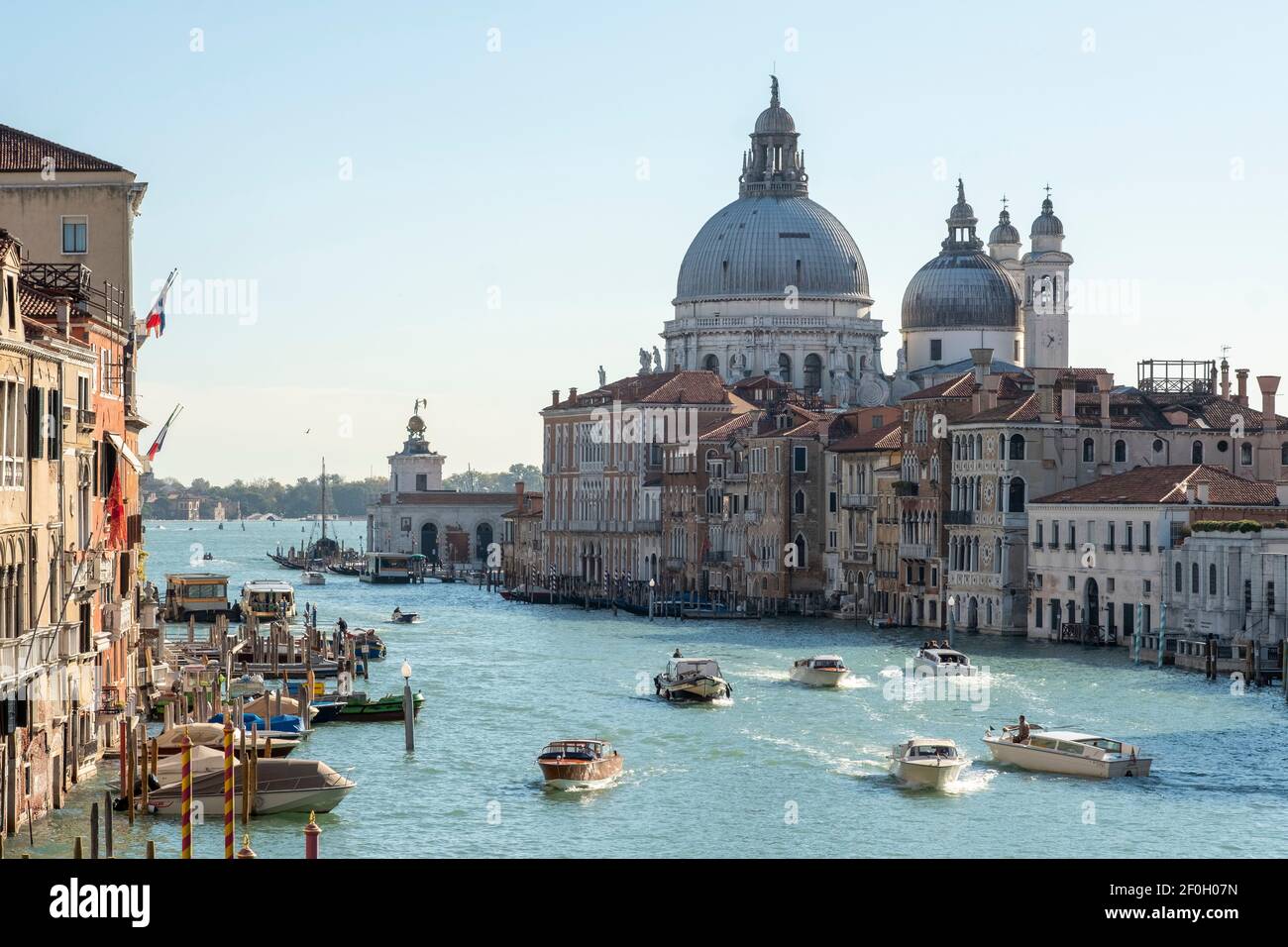 Venedig, Italien. Blick auf den Canal Grande von der Accademia-Brücke, Boote, die entlang fahren und Il Redentore Kirche dahinter Stockfoto