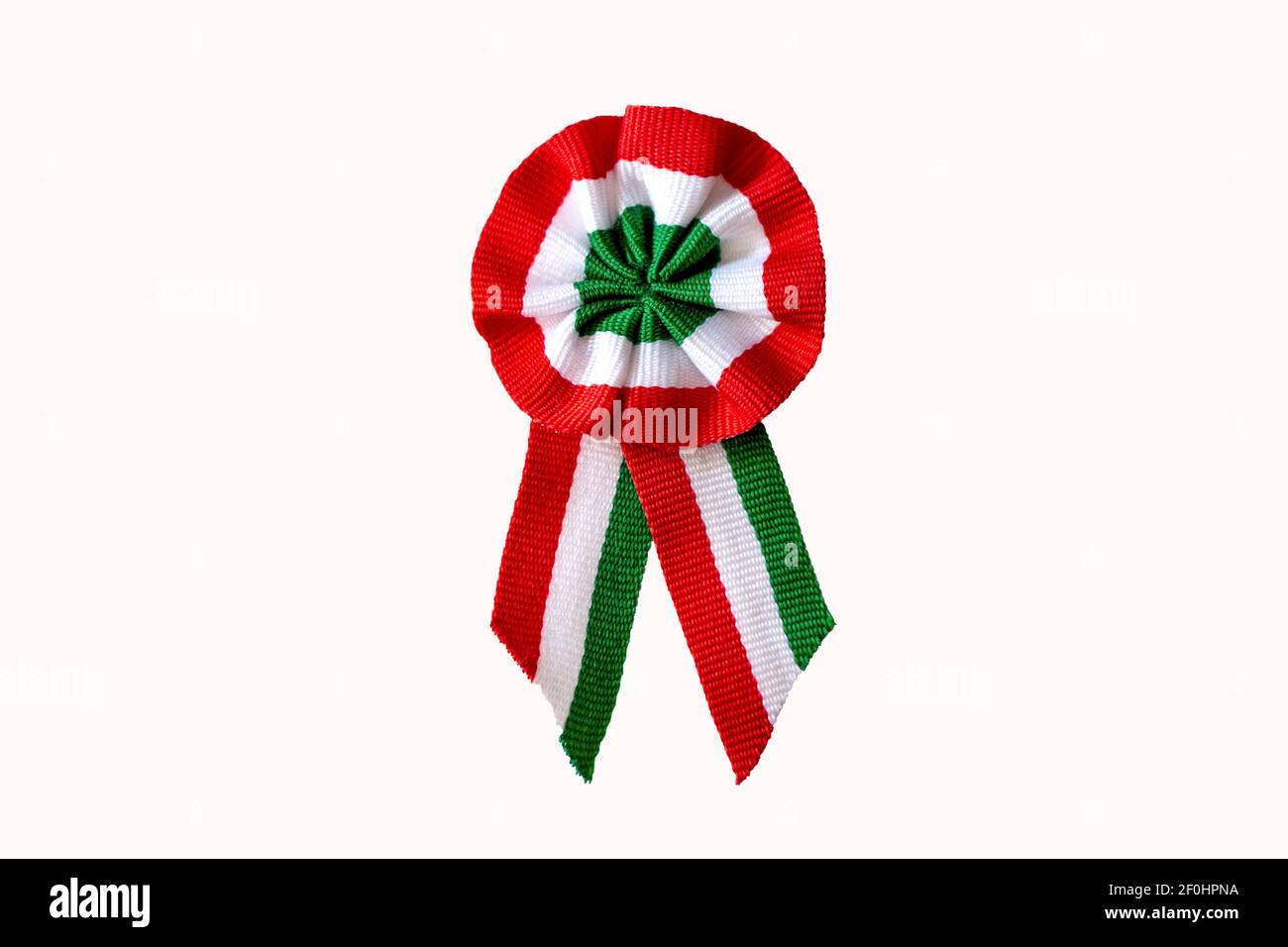 Isoliert auf weißer dreifarbiger Rosette am Frühlingsbaum mit Knospe Symbol des ungarischen Nationaltages 15th. märz Stockfoto