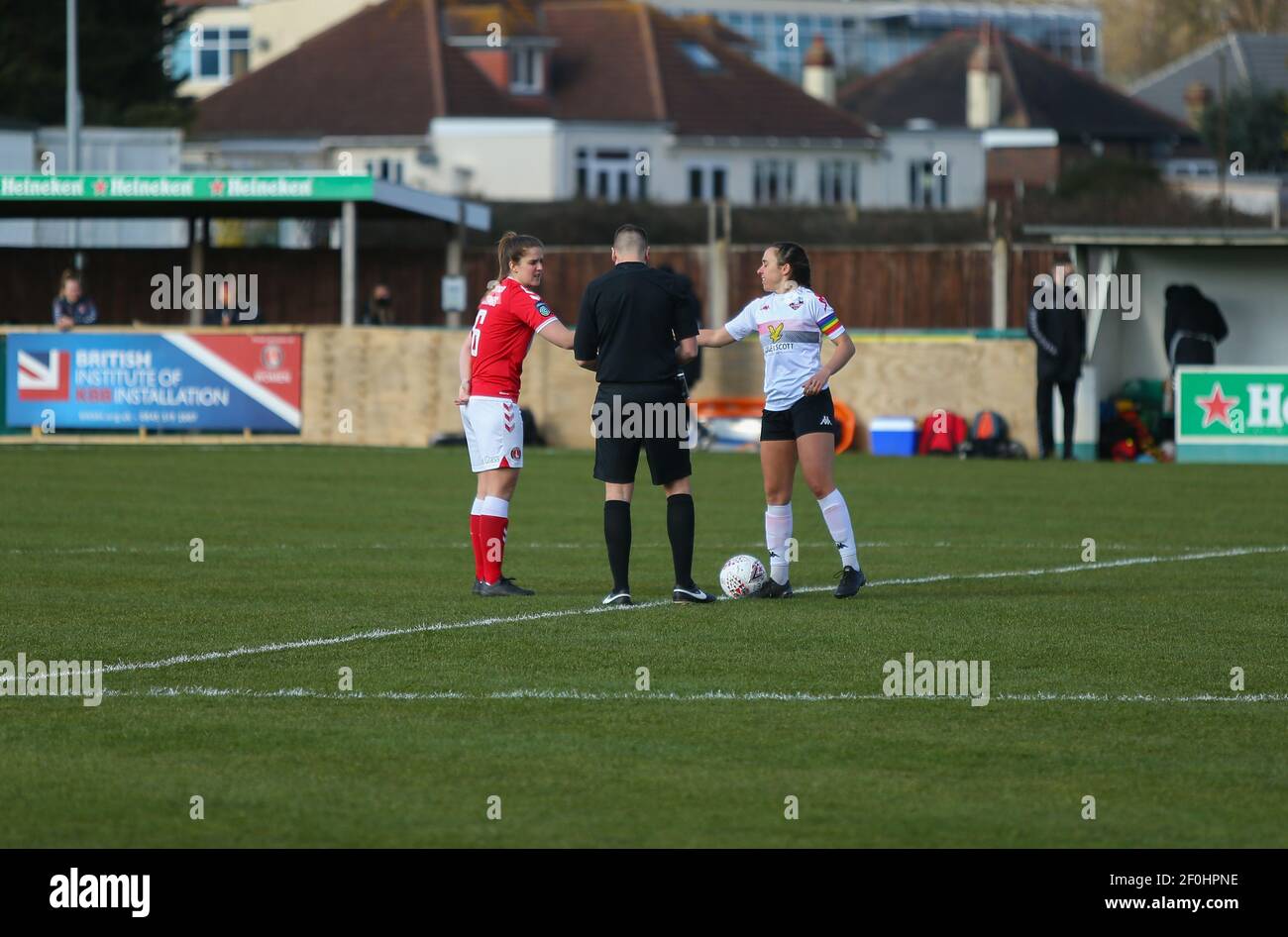 Teamkapitäne bereit für den Auftakt während des FA Women's Championship Spiels zwischen Charlton Athletic und Lewes im Oakwood, London, England Stockfoto