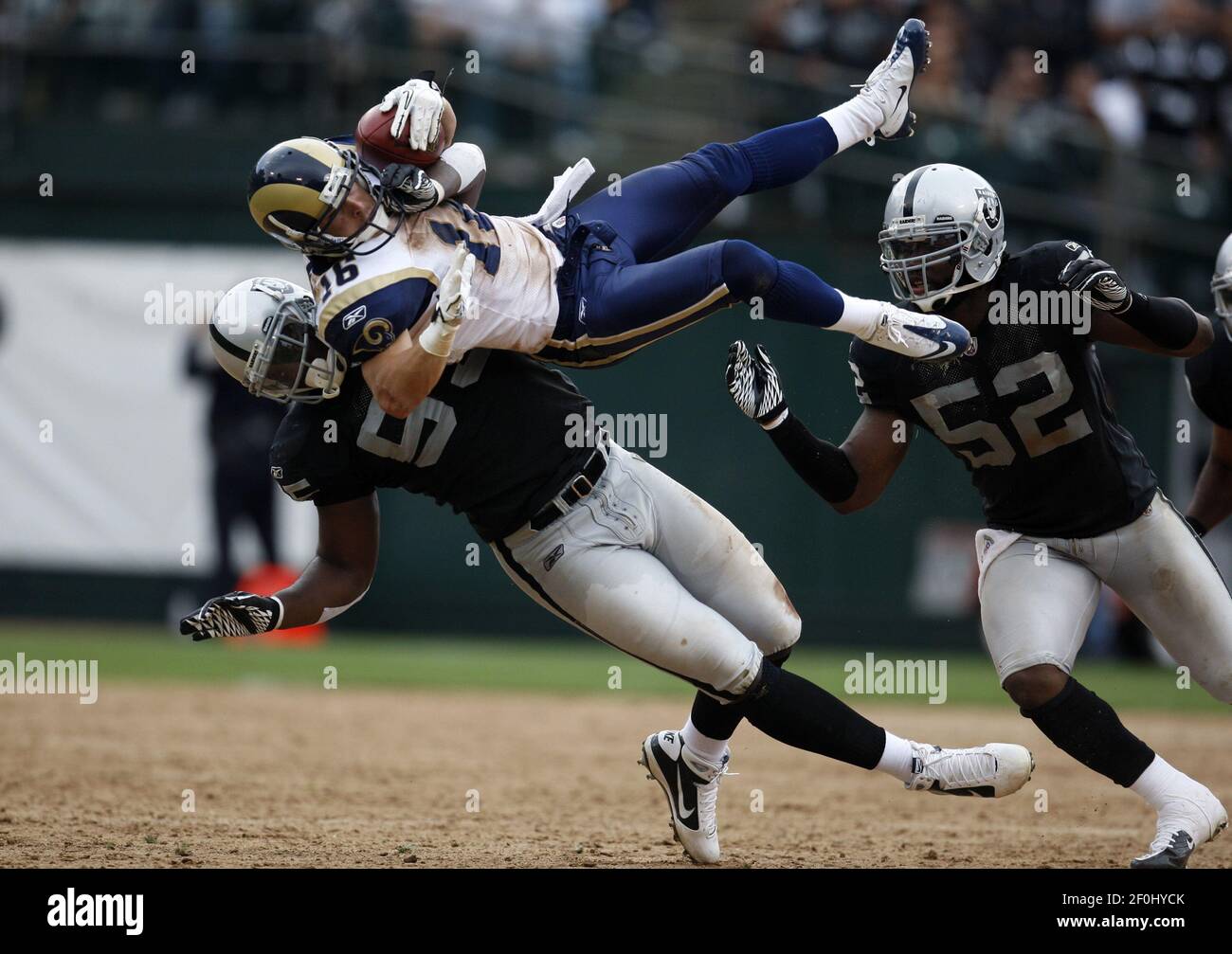 Oakland Raiders Linebacker Rolando McClain (55) wurde für eine persönliche Foul nach dem Abwerfen St. Louis Rams breiten Empfänger Danny Amendola (16) im vierten Quartal im Oakland-Alameda County Coliseum in Oakland, Kalifornien, am Sonntag, 19. September 2010 genannt. (Foto von Nhat V. Meyer/San Jose Mercury News/MCT/Sipa USA) Stockfoto