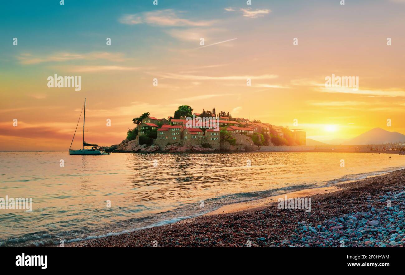 Schloss Sveti Stefan auf einer Insel im Meer bei Sonnenuntergang Stockfoto