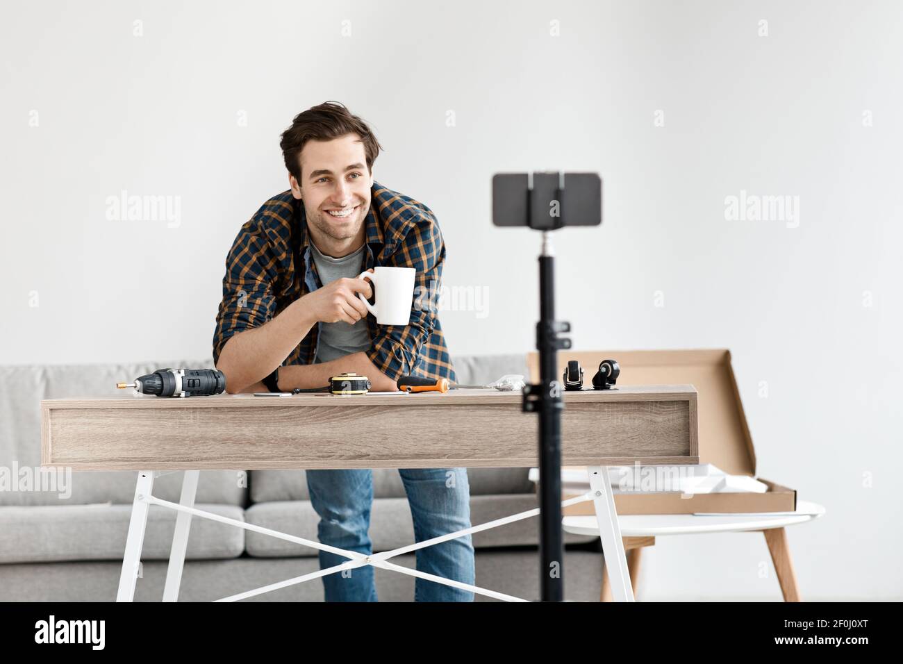 Shooting Video Lektion, moderne Blog und Anweisungen für die Selbstmontage von Möbeln Stockfoto