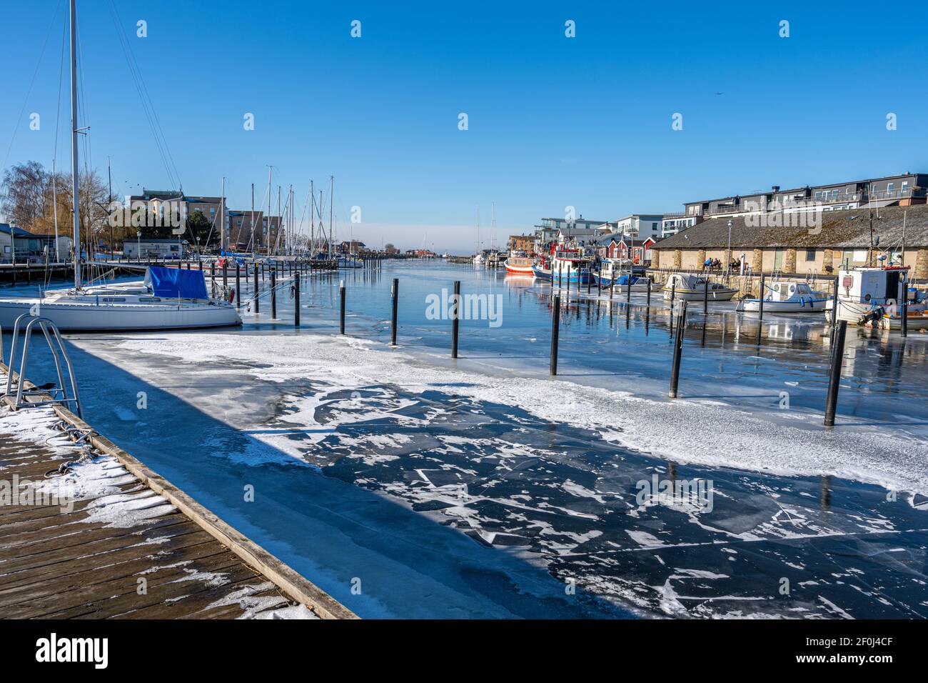 2. Februar 2021 - Lomma, Schweden: Eis bedeckt viele der Liegeplätze in der Marina. Dies war der kälteste Winter seit vielen Jahren Stockfoto