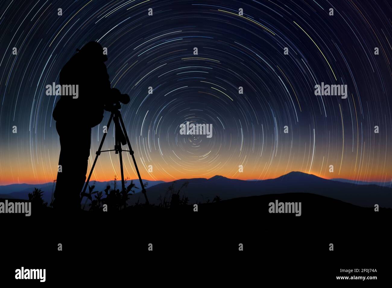 Silhouette eines Landschaftsfotografen in der Dämmerung. Sternenpfad Stockfoto
