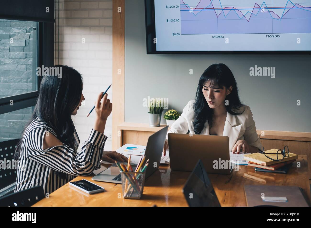 Young of Business People Meeting Konferenz Diskussion Unternehmenskonzept. Stockfoto