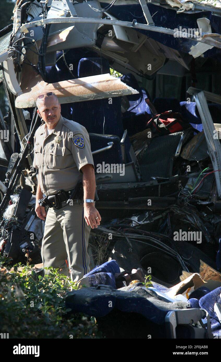 Ein California Highway Patrol Officer untersucht die Szene des tödlichen Greyhound-Busunfalls, Donnerstag Morgen, 22. Juli 2010, bei dem 6 Menschen getötet wurden, einschließlich des Busfahrers, Und vier sind in kritischem Zustand, nachdem der Greyhound-Bus von Los Angeles nach Sacramento einen umgedrehten Chevrolet Trailblazer und dann einen Honda CRV getroffen hat. Alle drei Fahrzeuge haben sich von der Autobahn abgesetzt und eine Böschung hinuntergejagt. (John Walker/Fresno Bee/MCT/Sipa USA) Stockfoto