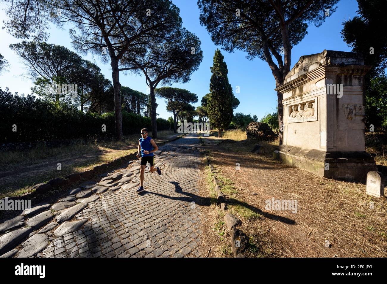 Rom. Italien. Läuft auf der Via Appia Antica (Appian Way). Rechts, altes römisches Grab der Rabiri (Tomba dei Rabiri). Stockfoto