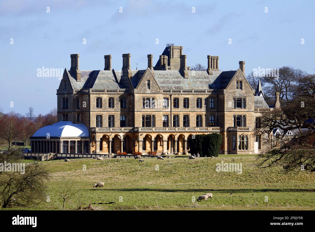 Walton Hall in der Nähe von Wellesbourne, Warwickshire, der gotische Stil, den wir heute sehen, wurde von Sir George Gilbert Scott entworfen. Jetzt ein Mercure Hotel. Stockfoto