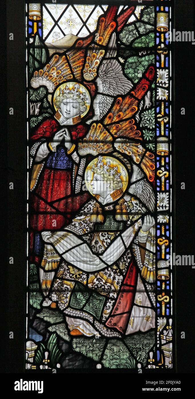 Ein Buntglasfenster von C E Kempe & Co., das Engel zeigt, die die Taufe Christi bezeugen. Fenster in Binton Church, warwickshire. Stockfoto