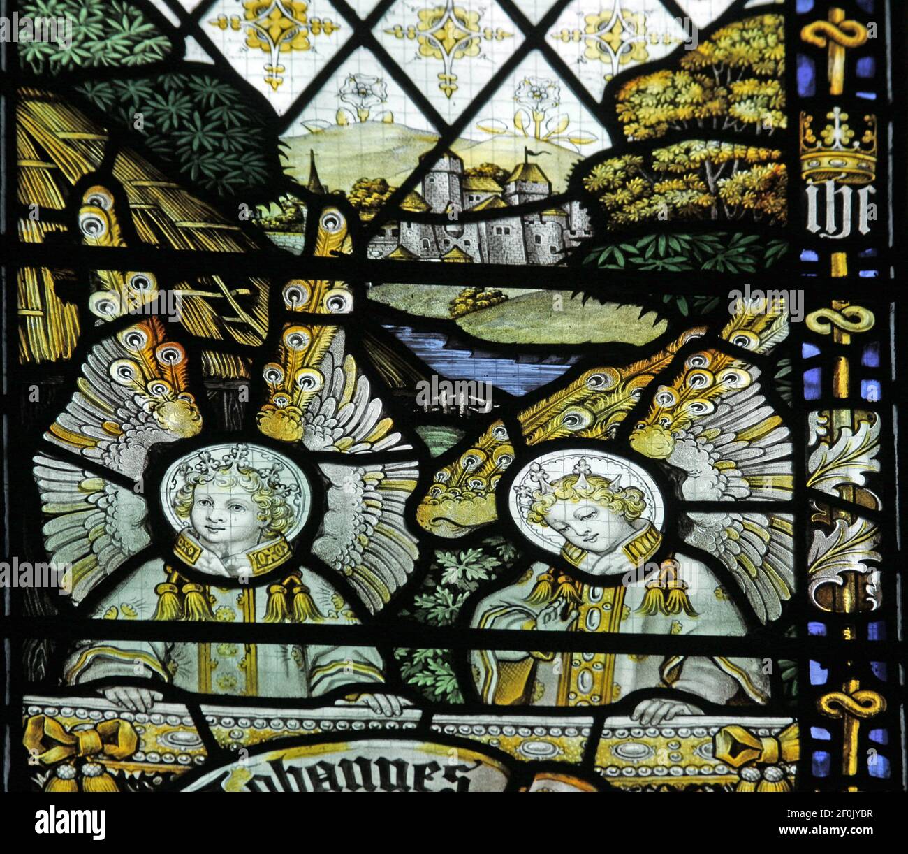 Detail eines Buntglasfensters von C E Kempe & Co., das Engel mit einer Schriftrolle zeigt; Binton Church, Warwickshire Stockfoto