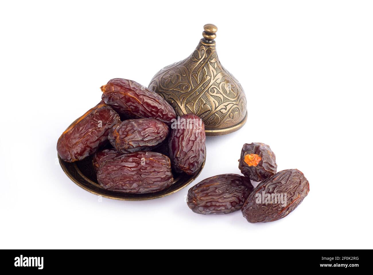HURMA, Termine. Getrocknete Datteln Obst mit Bronzeschalen auf weißem Hintergrund. Beliebte Frucht des Ramadan. Stockfoto