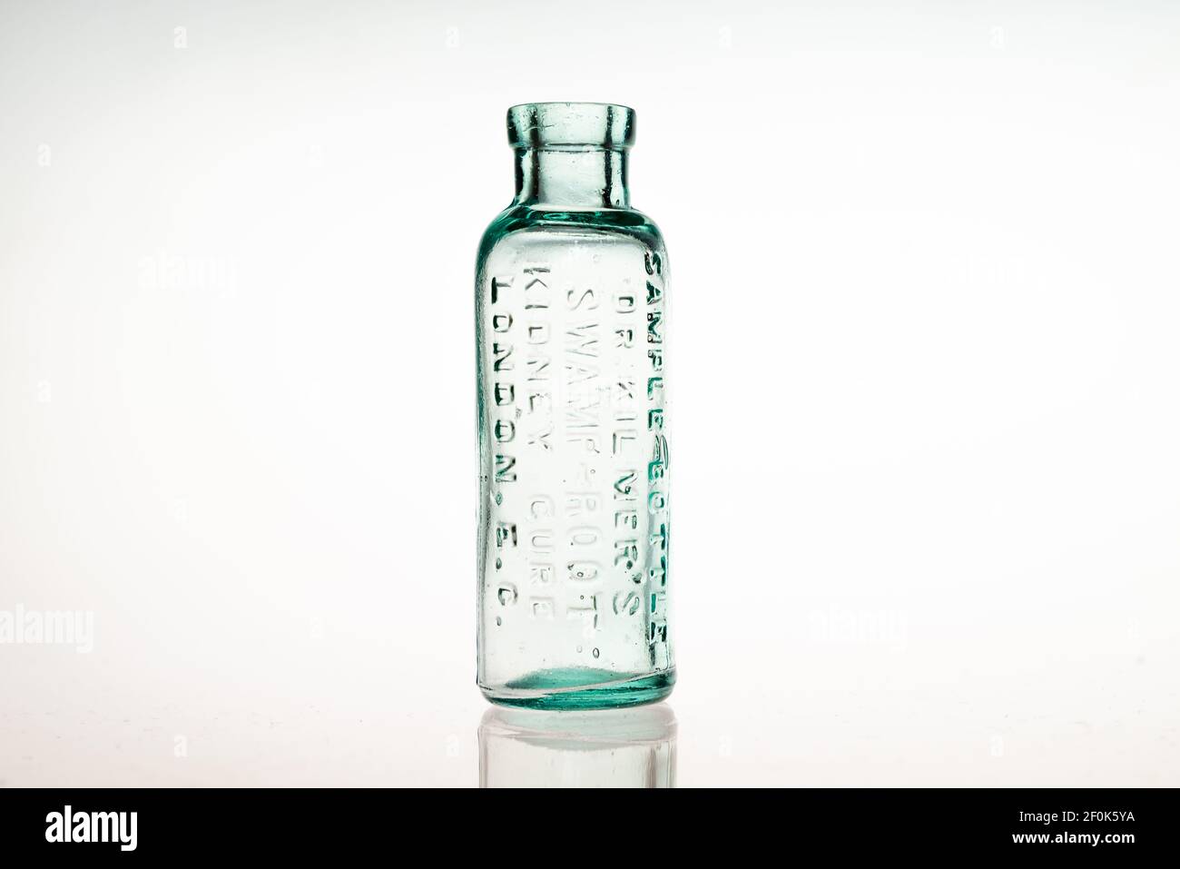 Antike Flasche mit Gift/Medikamenten Stockfoto