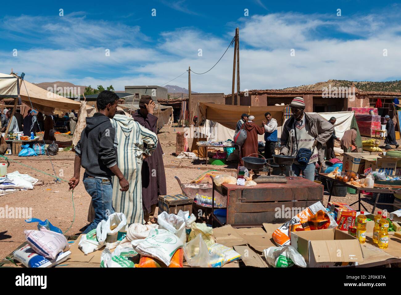 Telouet, Marokko - 14. April 2016: Straßenszene im Dorf Telouet, in der Atlas-Region von Marokko, mit Menschen in einem Straßenmarkt. Stockfoto