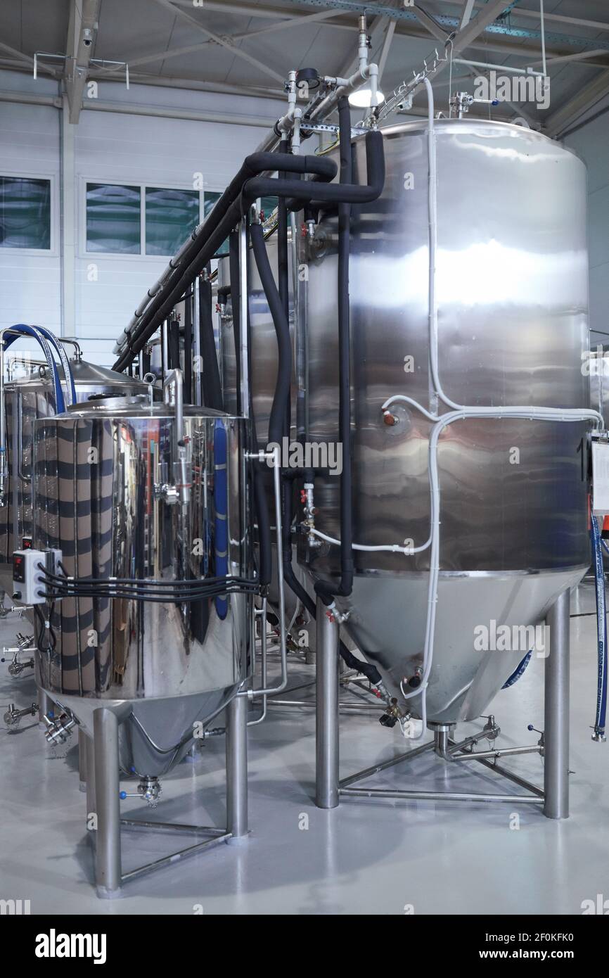 Vertikales Hintergrundbild von Filtrations- und Fermentationstanks in moderner Industriebrauerei, Kopierraum Stockfoto