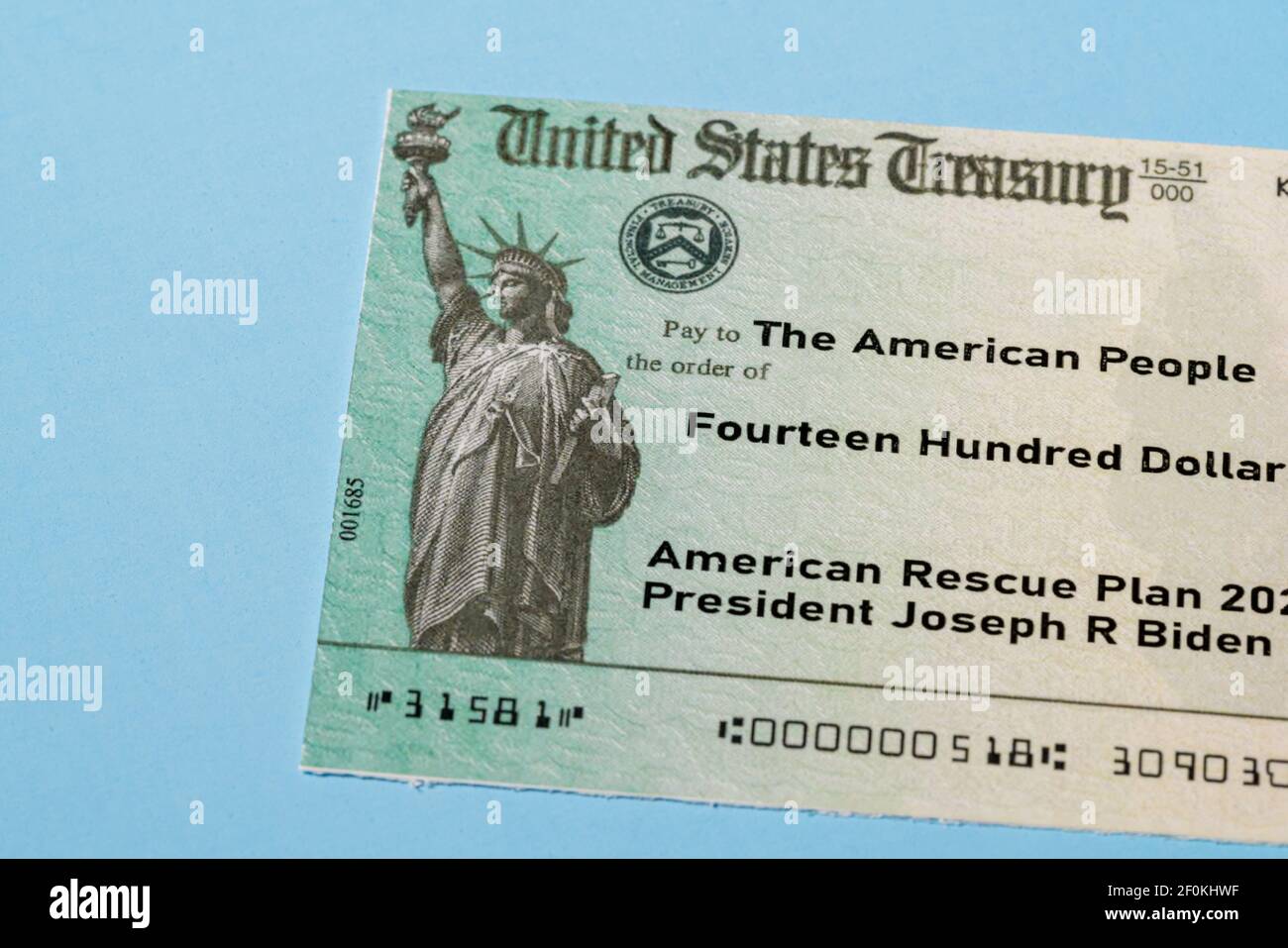 US Treasury illustrative Check zur Veranschaulichung des American Rescue Plan Act Von 2021 Zahlung auf blauem Hintergrund Stockfoto
