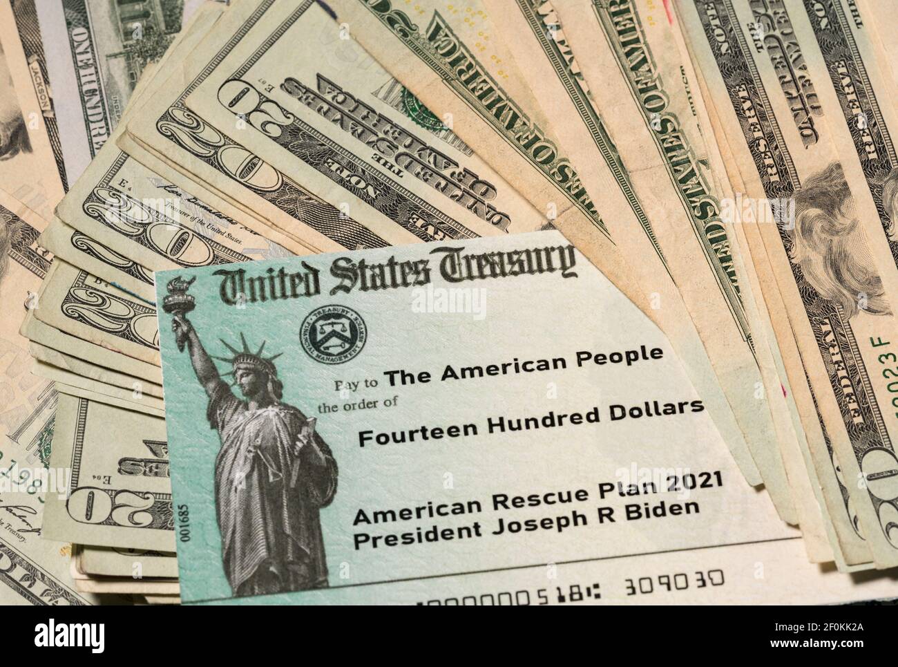 Stapel von 20 Dollar Scheine mit US-Schatzkammer illustrativen Check Zur Veranschaulichung der American Rescue Plan Act von 2021 Zahlung auf Cash-Hintergrund Stockfoto