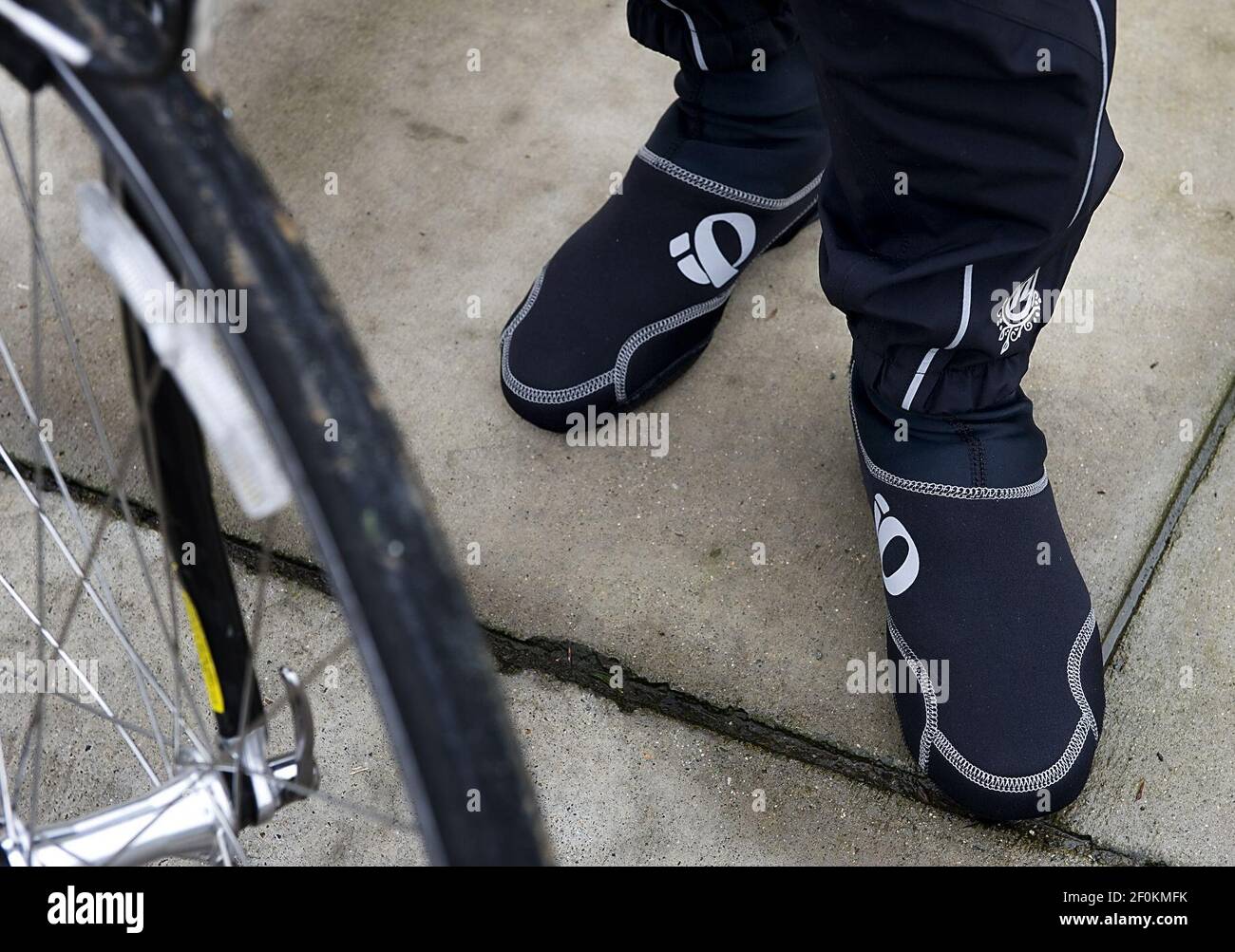Terri Gilliland trägt Winterbooties, um ihre Füße warm zu halten, während sie im Winter fährt