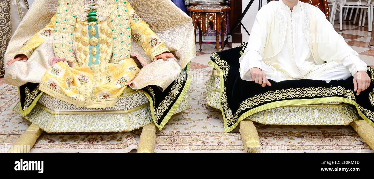 Traditionelle marokkanische Hochzeit.Marokkanische Braut und Braut sitzen vor Einander Stockfoto