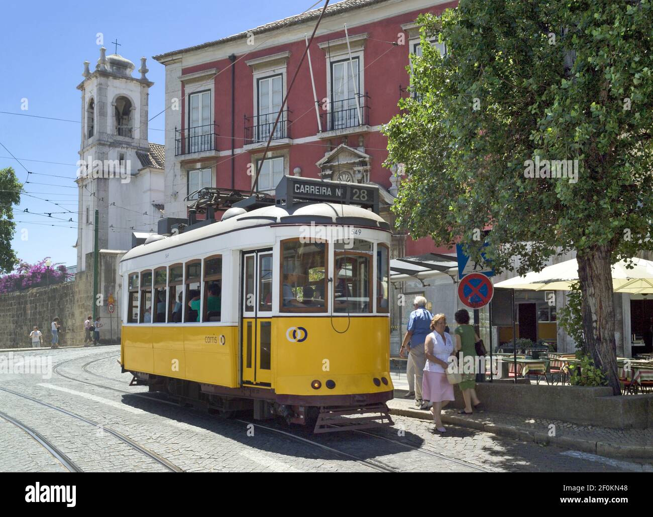 Eine gelbe Straßenbahn, Santa Luzia Platz, Lissabon, Portugal Stockfoto