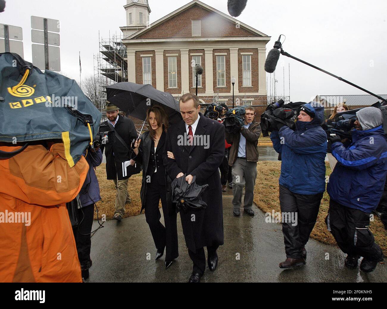 Der ehemalige John Edwards-Berater Andrew Young, Mitte rechts, und seine Frau Cheri Young verlassen das Gebäude, Hintergrund, nach einem Gerichtsauftritt in Pittsboro, North Carolina, Freitag, 5. Februar 2010. Er wurde in Verachtung gefunden, weil er kein persönliches Band mit Edwards und seiner Geliebten, Rielle Hunter, drehte. (Foto von Chris Seward/Raleigh News & Observer/MCT/Sipa USA) Stockfoto