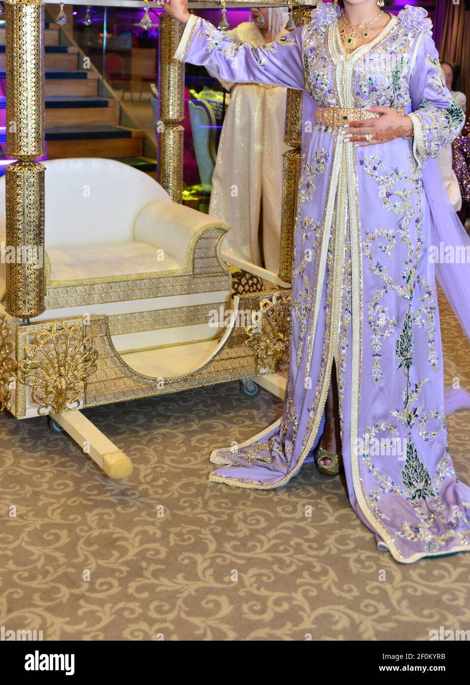 Eine marokkanische Braut sitzt auf dem Hochzeitsstuhl in der traditionellen  marokkanischen Kleid. Der Kaftan Stockfotografie - Alamy