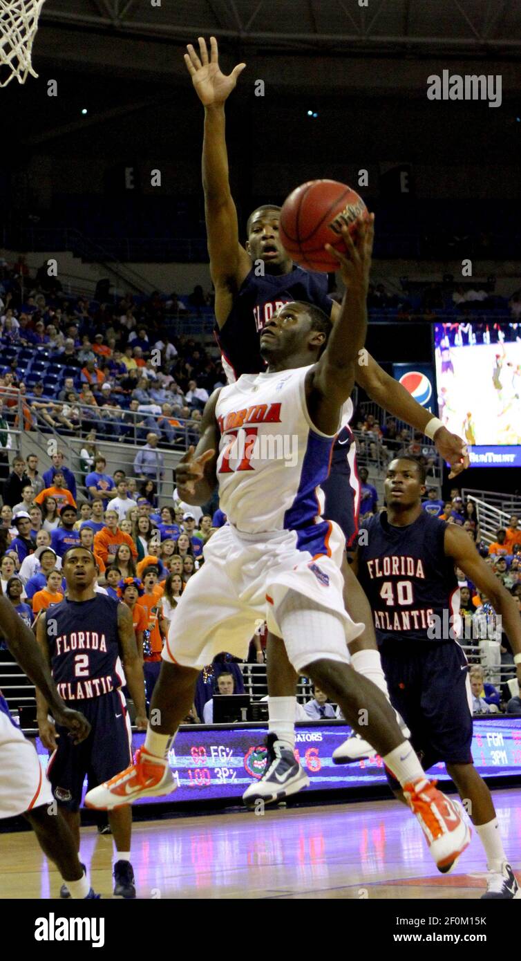 Florida Wache Erving Walker (11) fährt durch die Farbe während der ersten Hälfte der Gators & apos; 79-66 Sieg über die Florida Atlantic Owls in Gainesville, Florida, Dienstag, 23. November 2010. (Foto von Gary W. Green/Orlando Sentinel/MCT/Sipa USA) Stockfoto