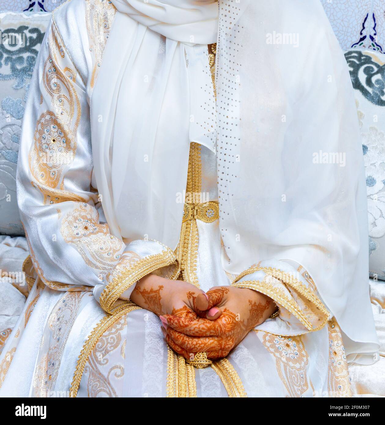 Marokkanische Kaftan Nahaufnahme. Goldfarbene Stickerei. Eine der berühmtesten Kleidungsstücke der Welt. Das formelle Kleid für Frauen in Marokko Stockfoto