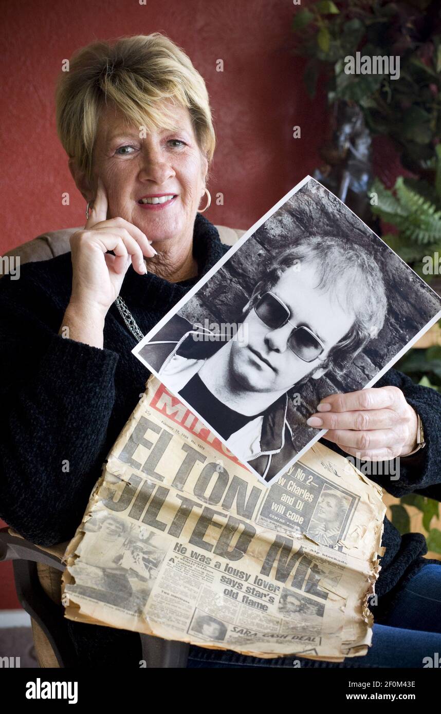 1970 wurde Linda Hannon (damals Linda Woodrow) zum kämpfenden Musiker Reginal Dwight verpflichtet. Dwight, besser bekannt als Elton John, rief die Hochzeit ab. Hannon lebt heute in Euless, Texas, und möchte Elton John treffen, mit dem sie seit 40 Jahren keinen Kontakt mehr hatte. (Foto von Joyce Marshall/Fort Worth Star-Telegram/MCT/Sipa USA) Stockfoto