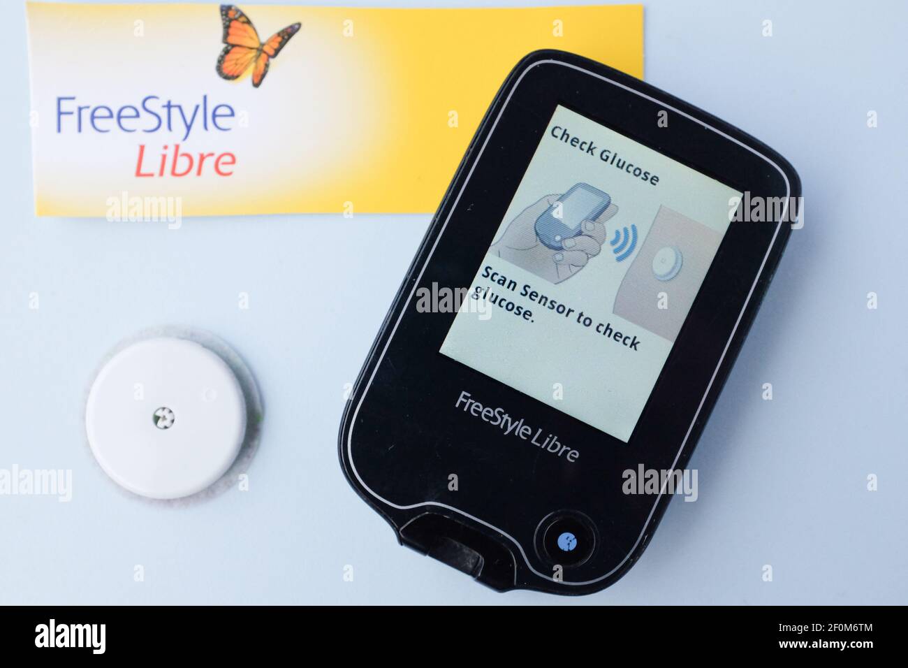 Ein Freestyle Libre Flash Glukosesensor und -Lesegerät. Das Gerät, das  normalerweise am Oberarm getragen wird, hilft Menschen mit Typ-1-Diabetes,  ihren Blutzuckerspiegel zu überwachen. Jeder Sensor hält 14 Tage und kostet  etwa £50.