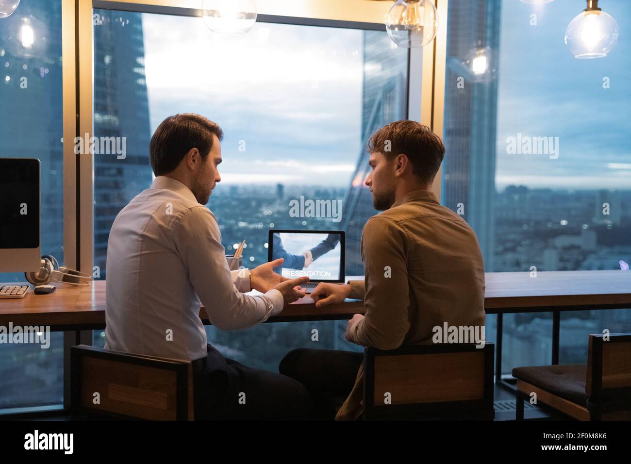 Rückansicht zuversichtlich Manager Geschäftsmann Beratung Client, mit Laptop Stockfoto