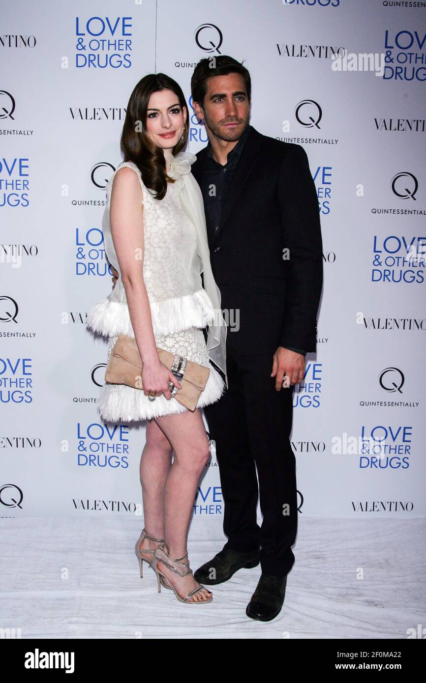 Anne Hathaway und Jake Gyllenhaal kommen zur Premiere von "Love & Other Drugs" am 16. November 2010 im Directors Guild of America Theater in New York an. (Foto von Laura Cavanaugh/Sipa USA) Stockfoto