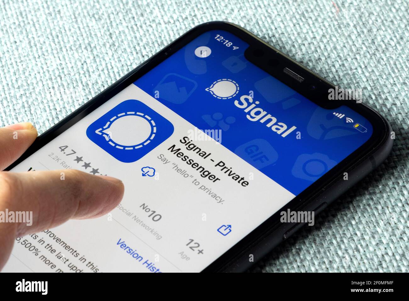 IPhone 11 auf blauem Hintergrund mit neuem Messenger-App-Signal-Logo und Symbol angezeigt. Signal ist eine neue Anwendung für Messaging mit hoher Privatsphäre Stockfoto