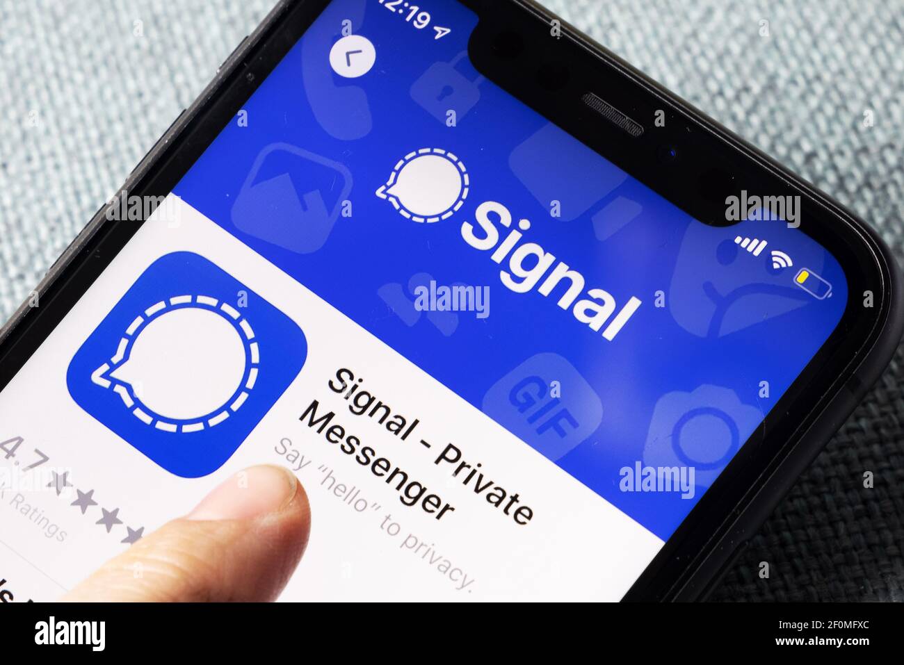 IPhone 11 auf blauem Hintergrund mit neuem Messenger-App-Signal-Logo und Symbol angezeigt. Signal ist eine neue Anwendung für Messaging mit hoher Privatsphäre Stockfoto