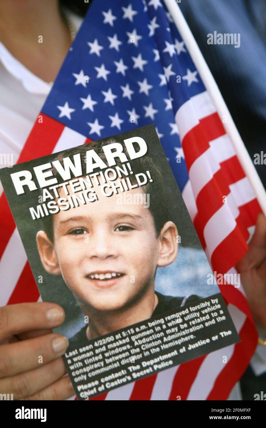 Fotos von Elian Gonzalez werden während einer Pressekonferenz von Delfin Gonzalez, Großonkel von Elian, gezeigt. Delfin verurteilte den Wahlkampf des Präsidentschaftskandidaten der Demokraten, Senator Barack Obama, weil zwei Berater Obamas dazu beigetragen haben, Elian vor acht Jahren am Freitag, dem 20. Juni 2008, in Miami, Florida, nach Kuba zurückzubringen. (Foto von Roberto Koltun/El Nuevo Herald/TNS/Sipa USA) Stockfoto