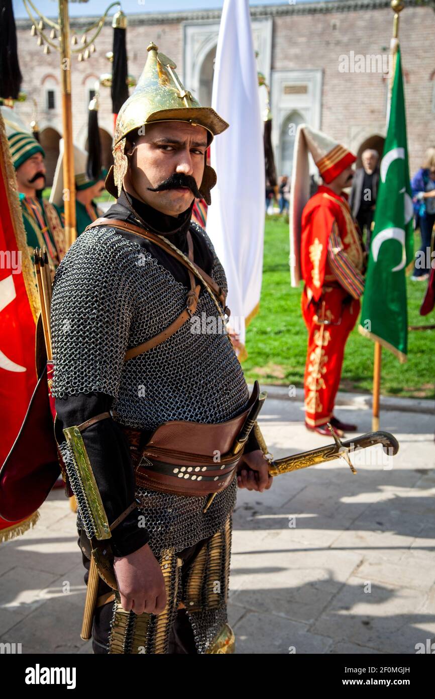 Traditional turkish uniform -Fotos und -Bildmaterial in hoher Auflösung ...
